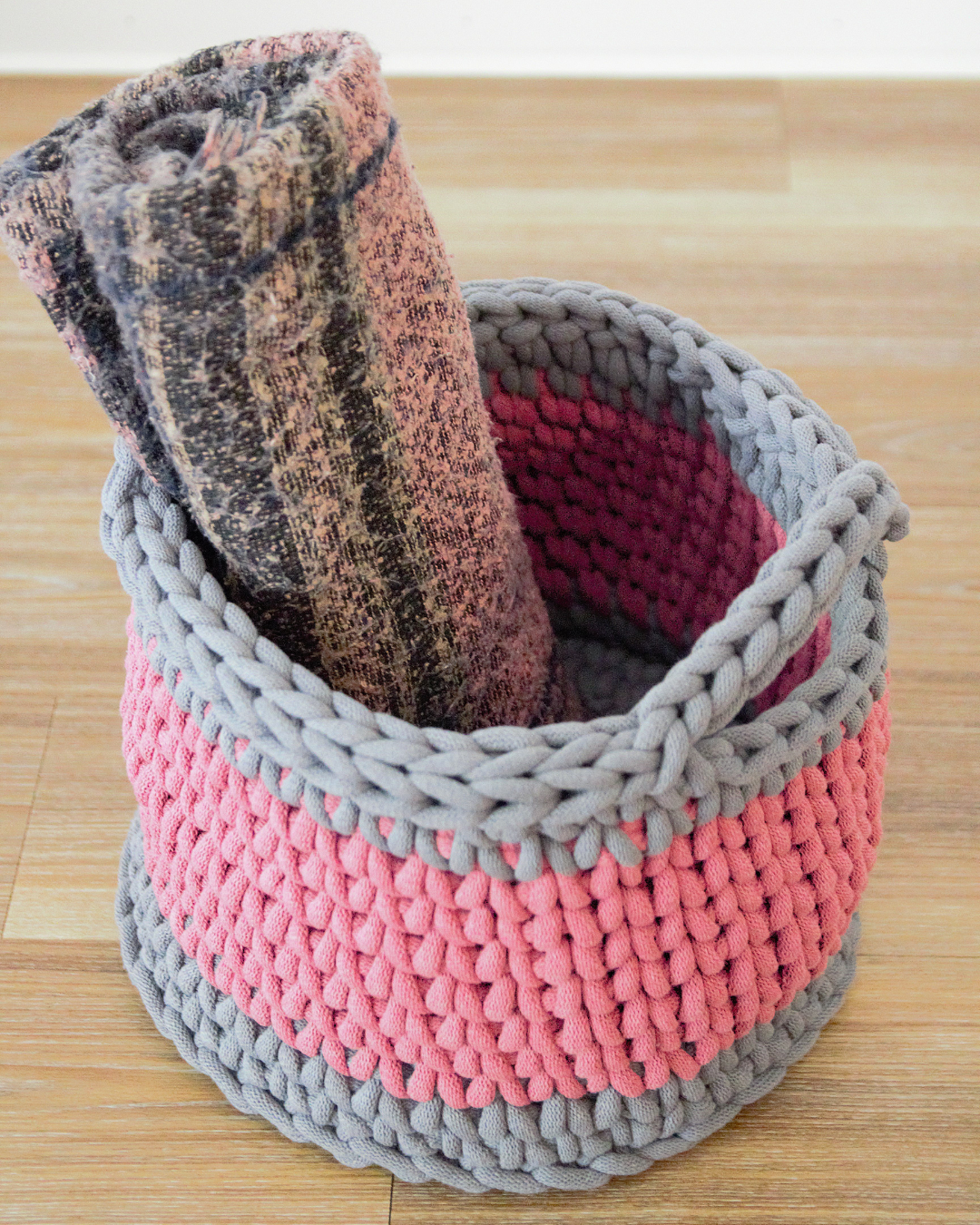 Großer Häkelkorb mit zwei Henkeln