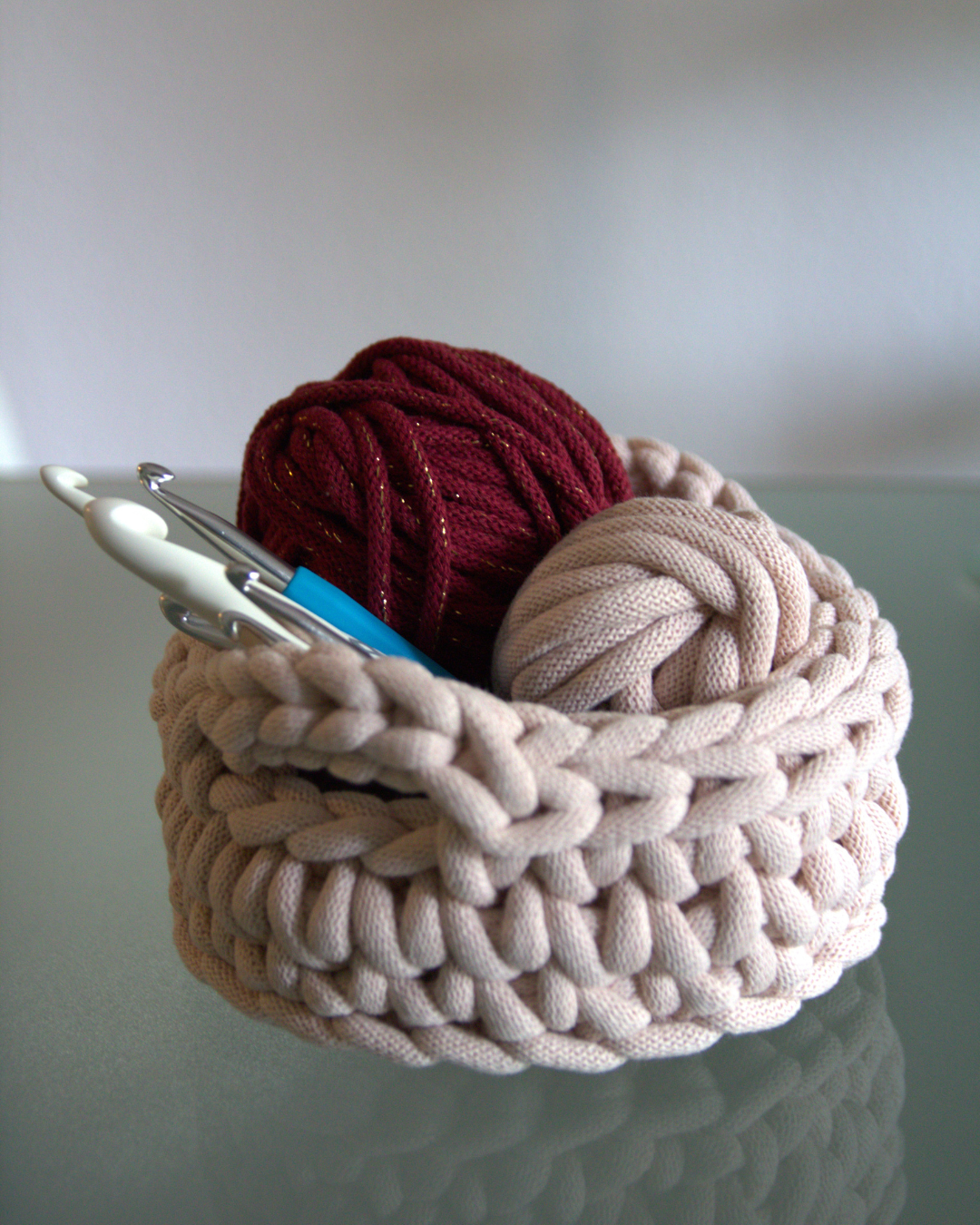 Häkelkorb aus 9 mm Garn mit zwei Henkeln (ca. 20 cm)