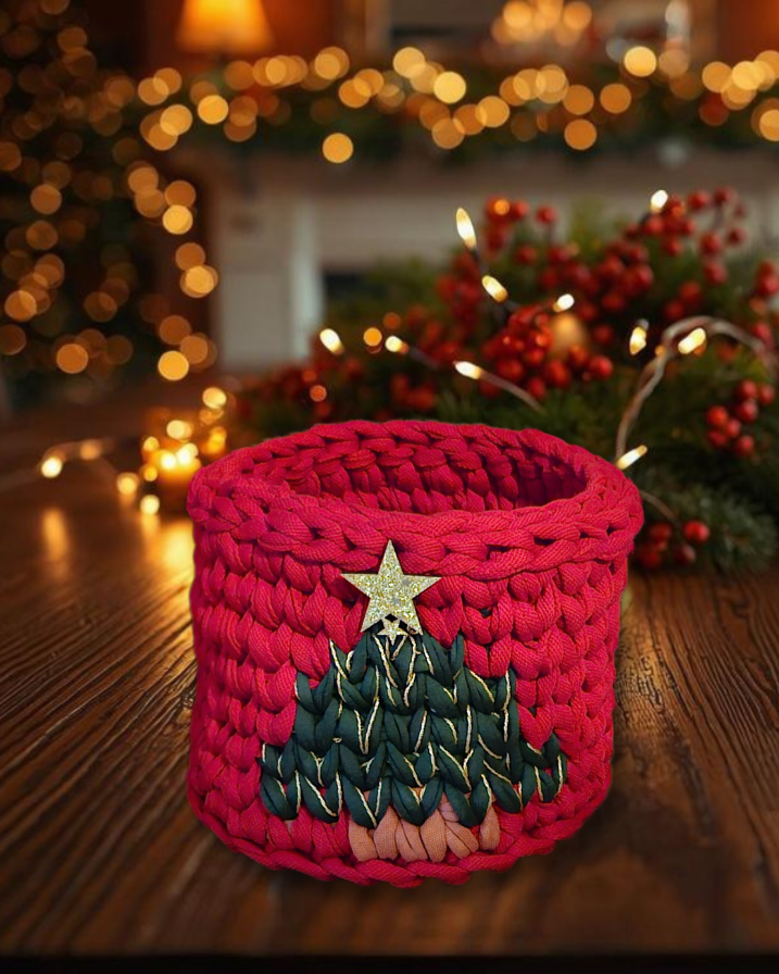 Roter Weihnachtskorb mit Tannenbaum