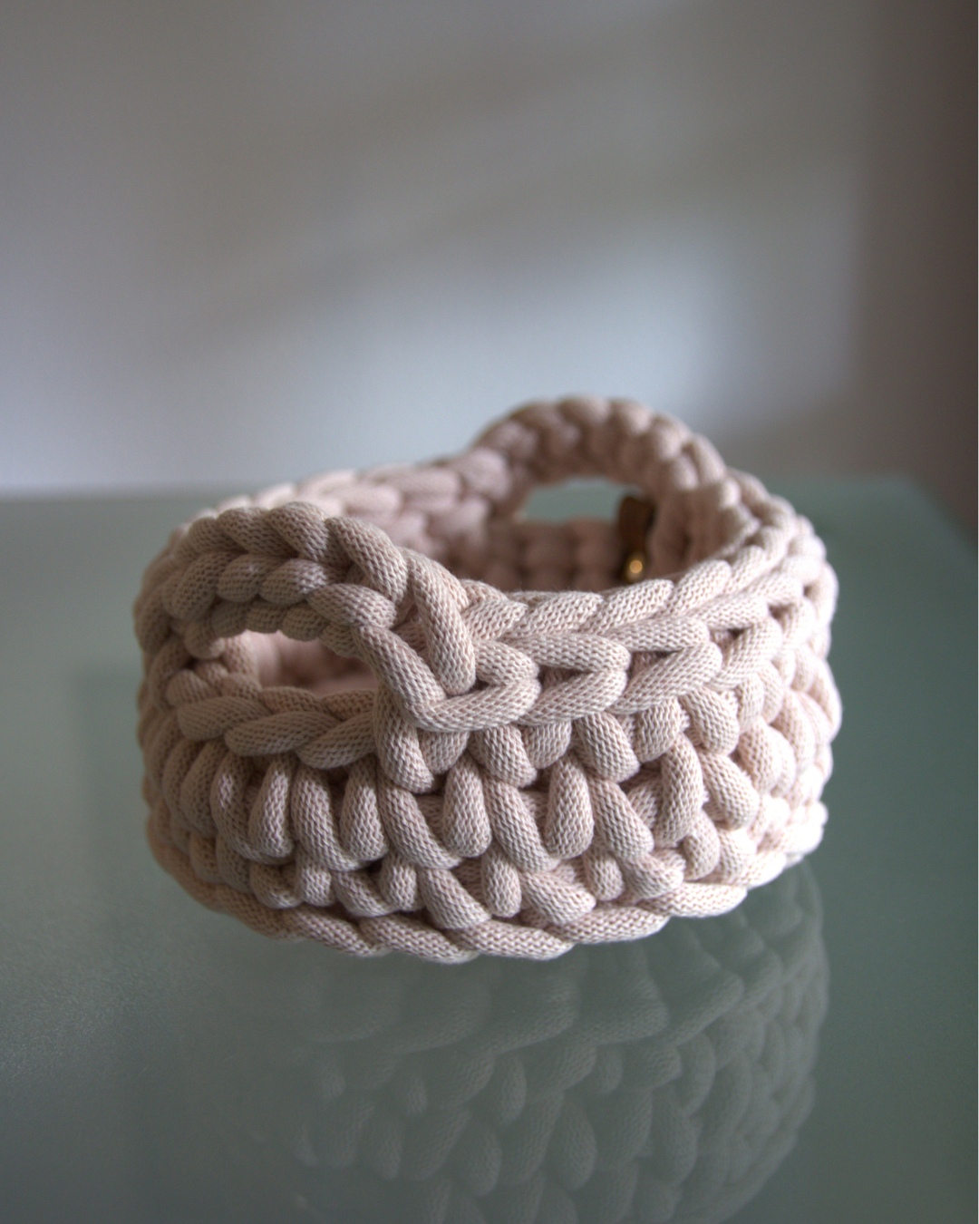 Häkelkorb aus 9 mm Garn mit zwei Henkeln (ca. 20 cm)