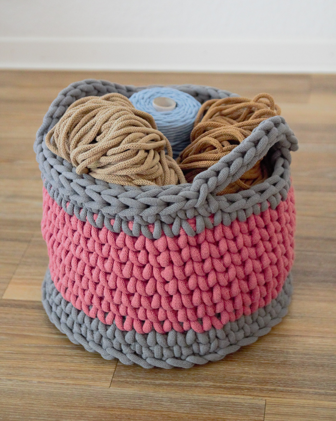 Großer Häkelkorb mit zwei Henkeln