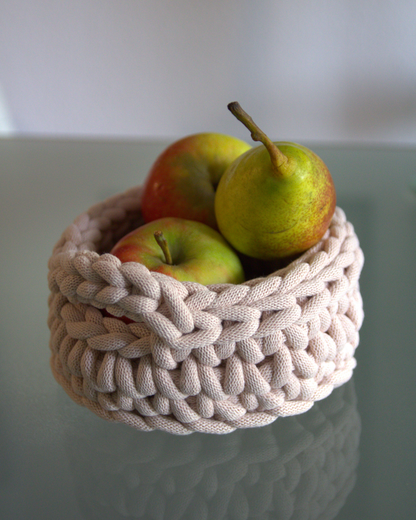 Häkelkorb aus 9 mm Garn mit zwei Henkeln (ca. 20 cm)