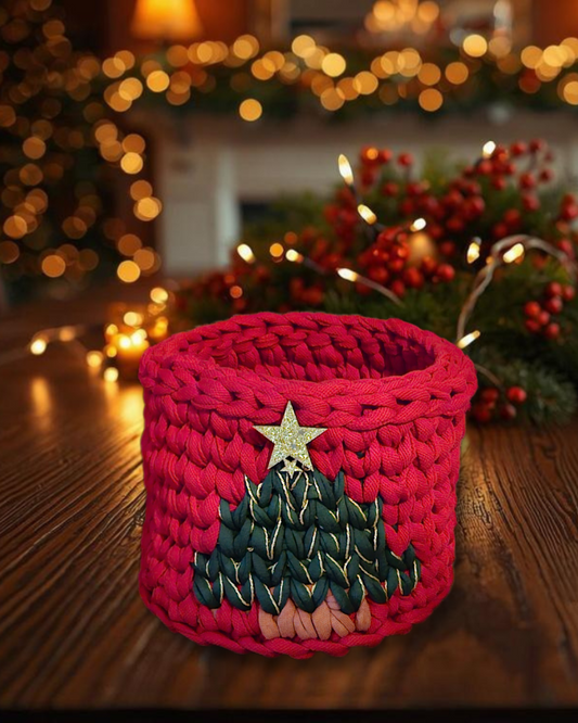 Roter Weihnachtskorb mit Tannenbaum