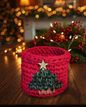 Roter Weihnachtskorb mit Tannenbaum