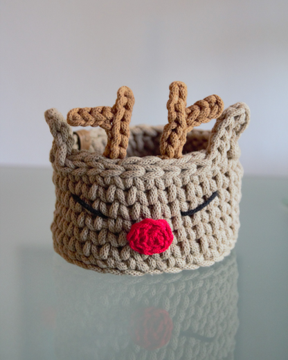 Handgehäkelter Rentierkorb zur Weihnachtszeit.

Süße rote Nase, zwei Geweihe, aus 5 mm Garn.

Robust, dekorativ und vielseitig, ideal als Dekoration, Aufbewahrung oder Geschenk.

Stell dir vor, wie der Korb mit Süßigkeiten, Kleinkram oder kleinen Geschenken gefüllt Freude macht. 

Durchmesser: ca. 15 cm.

Höhe (mit Geweih): ca. 15 cm, Höhe (ohne Geweih): ca. 9 cm.

 

