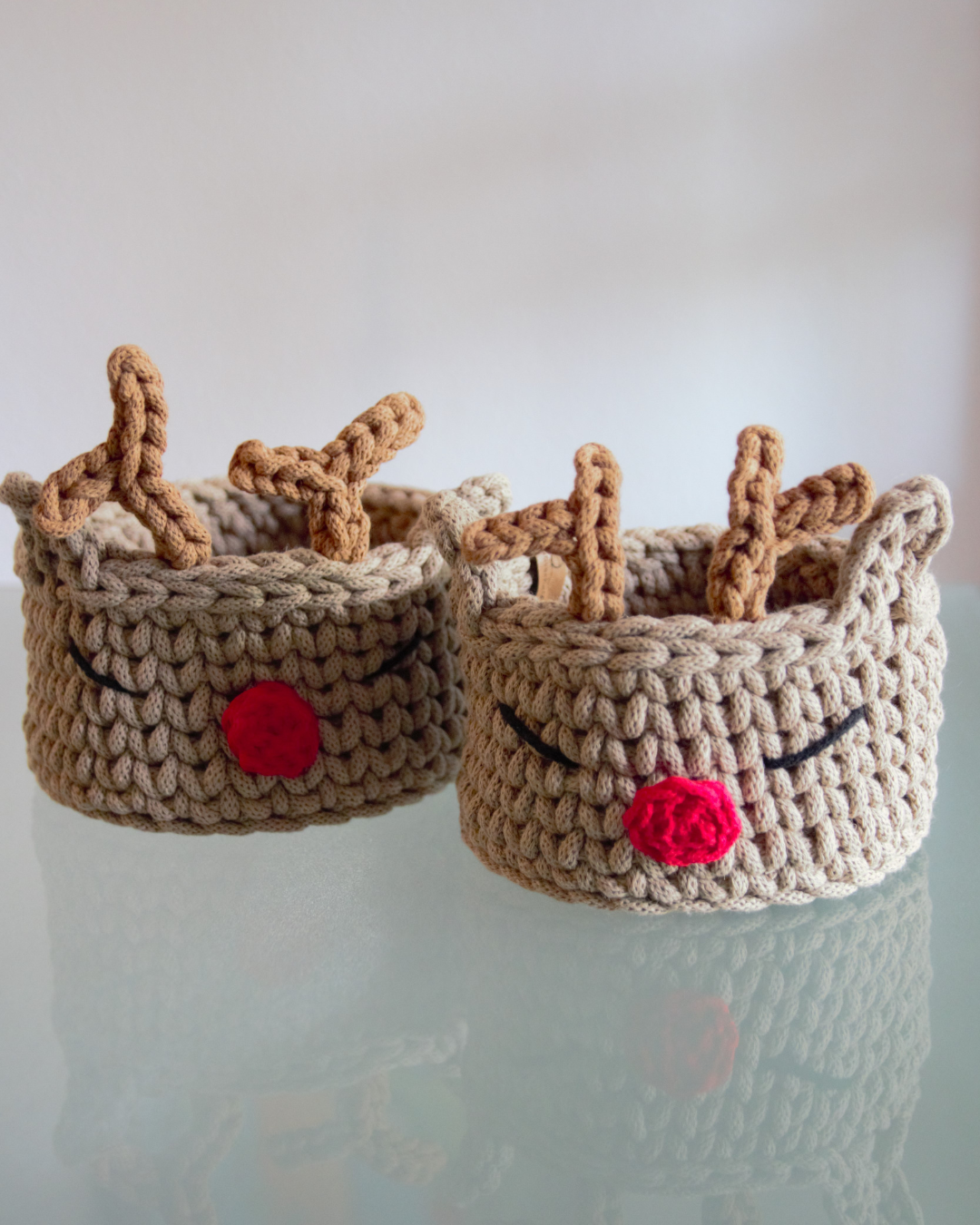 Handgehäkelter Rentierkorb zur Weihnachtszeit.

Süße rote Nase, zwei Geweihe, aus 5 mm Garn.

Robust, dekorativ und vielseitig, ideal als Dekoration, Aufbewahrung oder Geschenk.

Stell dir vor, wie der Korb mit Süßigkeiten, Kleinkram oder kleinen Geschenken gefüllt Freude macht. 

Durchmesser: ca. 15 cm.

Höhe (mit Geweih): ca. 15 cm, Höhe (ohne Geweih): ca. 9 cm.

 

