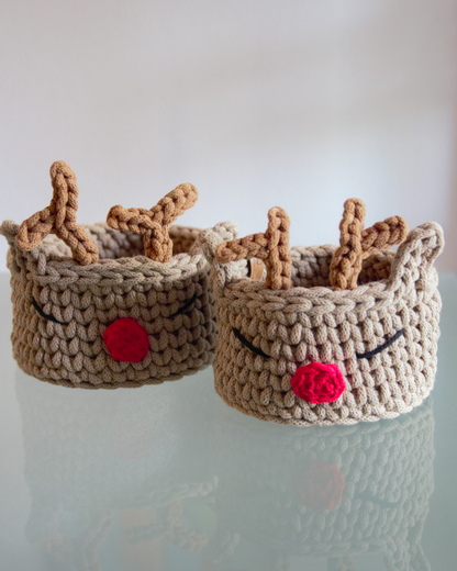 Handgehäkelter Rentierkorb zur Weihnachtszeit.

Süße rote Nase, zwei Geweihe, aus 5 mm Garn.

Robust, dekorativ und vielseitig, ideal als Dekoration, Aufbewahrung oder Geschenk.

Stell dir vor, wie der Korb mit Süßigkeiten, Kleinkram oder kleinen Geschenken gefüllt Freude macht. 

Durchmesser: ca. 15 cm.

Höhe (mit Geweih): ca. 15 cm, Höhe (ohne Geweih): ca. 9 cm.

 

