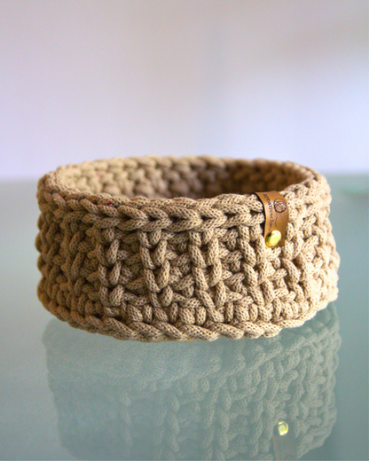 Ein handgemachter Häkelkorb im römischen Muster. Diese Häkelart verleiht dem Korb ein weiches angenehmes Gefühl und ist trotzdem dank des 5 mm Garns sehr stabil.
Verfügbar in verschiedenen Farben.