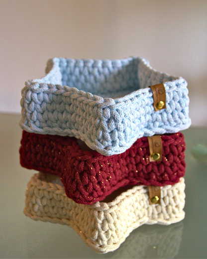 Funkelnde Weihnachtsstimmung für dein Zuhause 

Dieser handgehäkelte Sternkorb mit stabilem Holzboden ist ein echter Hingucker und perfekt für festliche Deko, Plätzchen oder kleine Geschenke. Das 5 mm Garn macht ihn wunderbar formstabil, der Holzboden sorgt für extra Halt.

Ob in golden natural, golden wine red oder Schneeflocke (hellblau mit blauem Glitzer), jede Farbe bringt ihren eigenen Zauber mit. Auf der letzten Ausstellung waren alle begeistert, wie edel und zugleich gemütlich der Korb wirkt.

