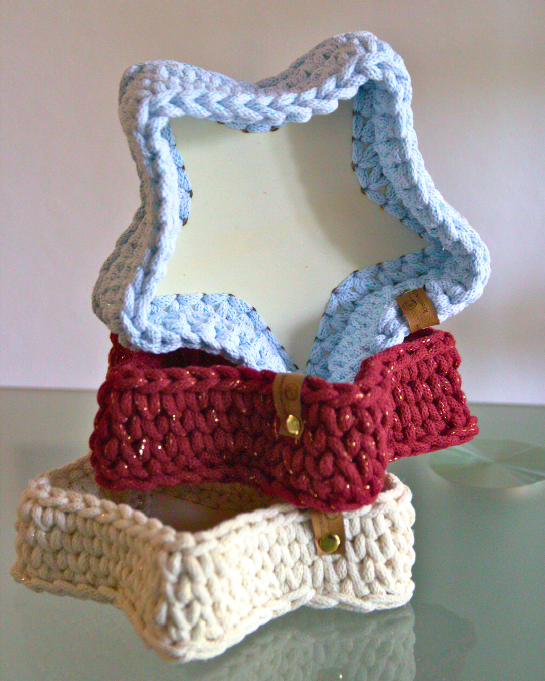 Funkelnde Weihnachtsstimmung für dein Zuhause 

Dieser handgehäkelte Sternkorb mit stabilem Holzboden ist ein echter Hingucker und perfekt für festliche Deko, Plätzchen oder kleine Geschenke. Das 5 mm Garn macht ihn wunderbar formstabil, der Holzboden sorgt für extra Halt.

Ob in golden natural, golden wine red oder Schneeflocke (hellblau mit blauem Glitzer), jede Farbe bringt ihren eigenen Zauber mit. Auf der letzten Ausstellung waren alle begeistert, wie edel und zugleich gemütlich der Korb wirkt.

