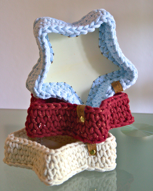 Funkelnde Weihnachtsstimmung für dein Zuhause 

Dieser handgehäkelte Sternkorb mit stabilem Holzboden ist ein echter Hingucker und perfekt für festliche Deko, Plätzchen oder kleine Geschenke. Das 5 mm Garn macht ihn wunderbar formstabil, der Holzboden sorgt für extra Halt.

Ob in golden natural, golden wine red oder Schneeflocke (hellblau mit blauem Glitzer), jede Farbe bringt ihren eigenen Zauber mit. Auf der letzten Ausstellung waren alle begeistert, wie edel und zugleich gemütlich der Korb wirkt.

