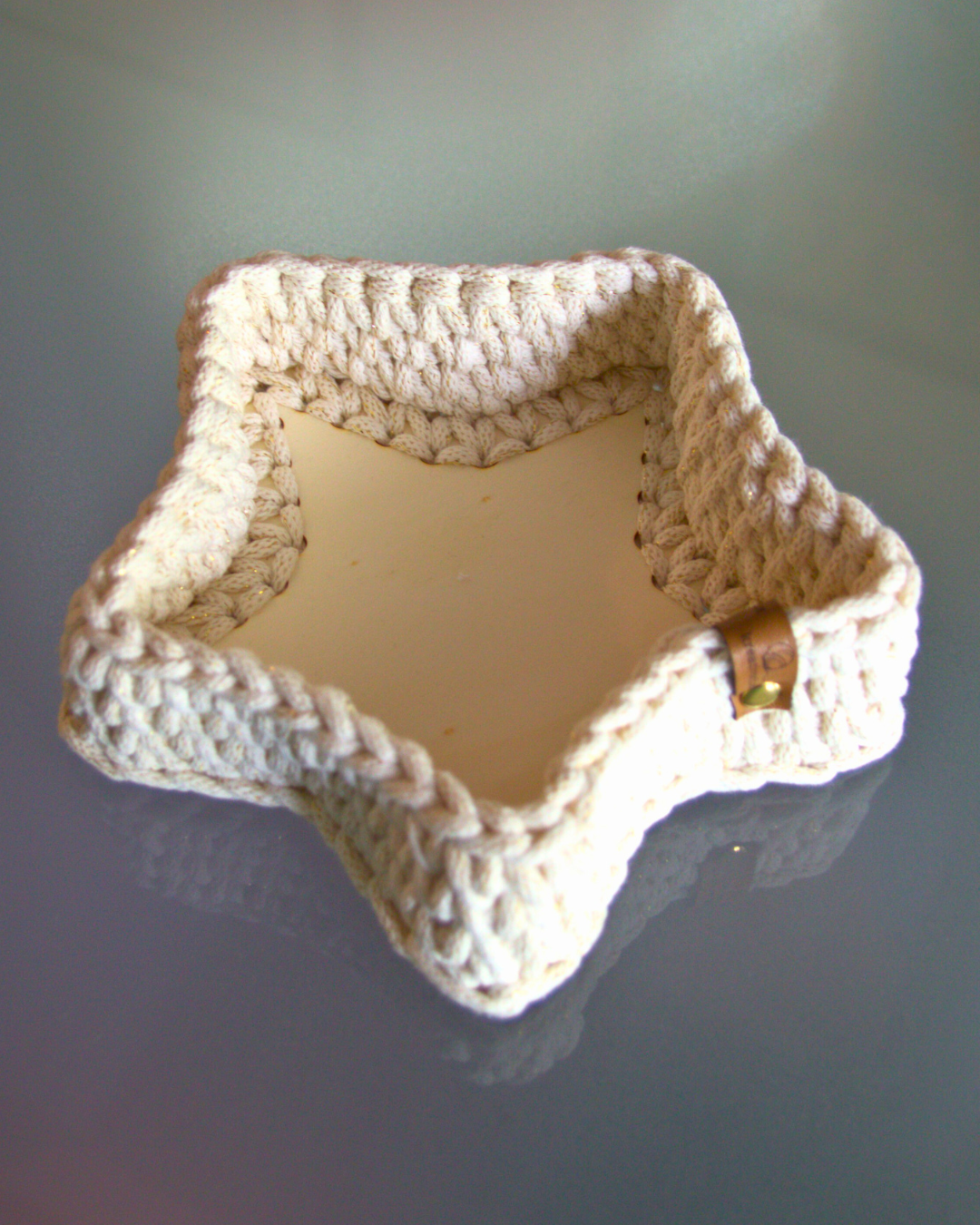 Funkelnde Weihnachtsstimmung für dein Zuhause 

Dieser handgehäkelte Sternkorb mit stabilem Holzboden ist ein echter Hingucker und perfekt für festliche Deko, Plätzchen oder kleine Geschenke. Das 5 mm Garn macht ihn wunderbar formstabil, der Holzboden sorgt für extra Halt.

Ob in golden natural, golden wine red oder Schneeflocke (hellblau mit blauem Glitzer), jede Farbe bringt ihren eigenen Zauber mit. Auf der letzten Ausstellung waren alle begeistert, wie edel und zugleich gemütlich der Korb wirkt.

