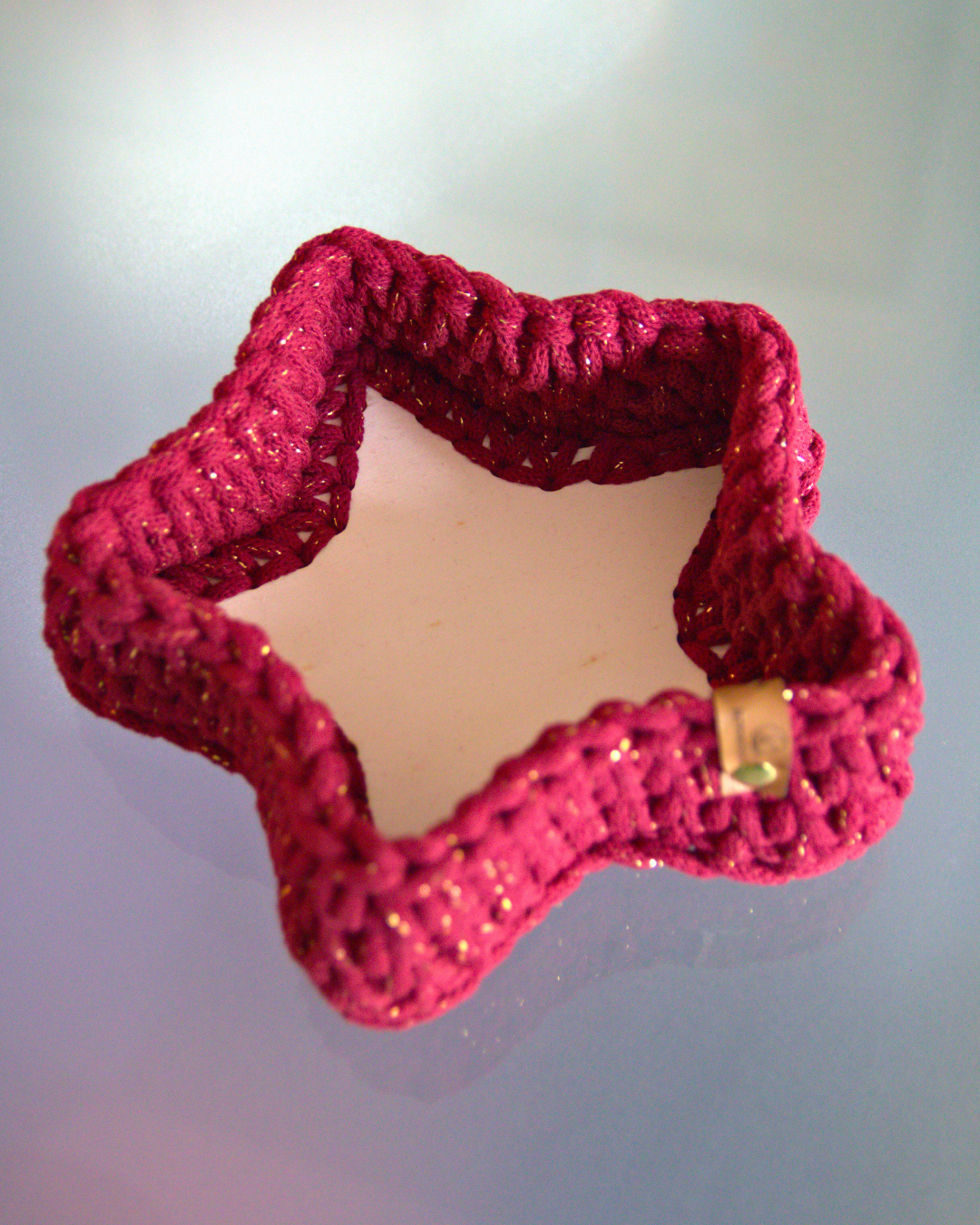 Funkelnde Weihnachtsstimmung für dein Zuhause 

Dieser handgehäkelte Sternkorb mit stabilem Holzboden ist ein echter Hingucker und perfekt für festliche Deko, Plätzchen oder kleine Geschenke. Das 5 mm Garn macht ihn wunderbar formstabil, der Holzboden sorgt für extra Halt.

Ob in golden natural, golden wine red oder Schneeflocke (hellblau mit blauem Glitzer), jede Farbe bringt ihren eigenen Zauber mit. Auf der letzten Ausstellung waren alle begeistert, wie edel und zugleich gemütlich der Korb wirkt.

