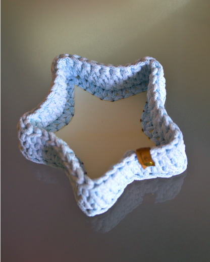 Funkelnde Weihnachtsstimmung für dein Zuhause 

Dieser handgehäkelte Sternkorb mit stabilem Holzboden ist ein echter Hingucker und perfekt für festliche Deko, Plätzchen oder kleine Geschenke. Das 5 mm Garn macht ihn wunderbar formstabil, der Holzboden sorgt für extra Halt.

Ob in golden natural, golden wine red oder Schneeflocke (hellblau mit blauem Glitzer), jede Farbe bringt ihren eigenen Zauber mit. Auf der letzten Ausstellung waren alle begeistert, wie edel und zugleich gemütlich der Korb wirkt.

